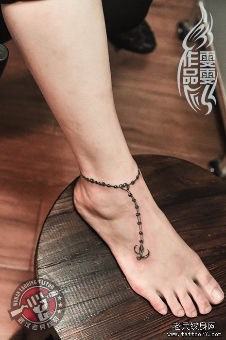小巧而精细的女性脚链纹身作品及寓意