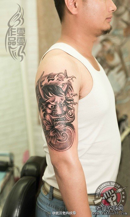 武汉老兵纹身店打造的大臂日本般若莲花纹身作品及意义