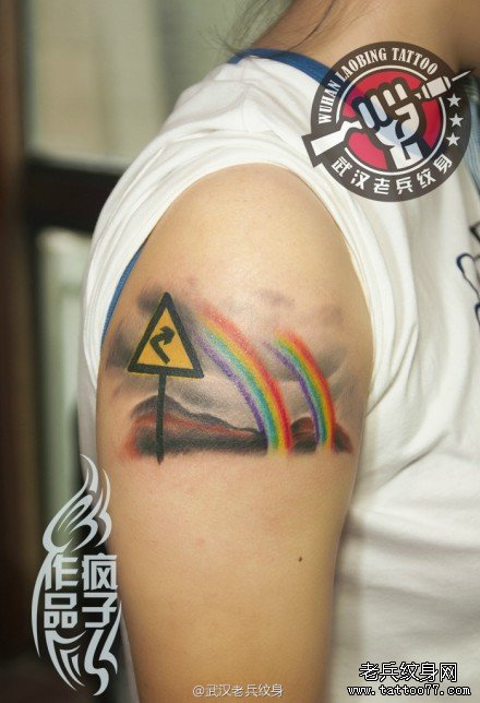 顾客纹的是在四川玩耍的时候看到的风景彩虹纹身作品