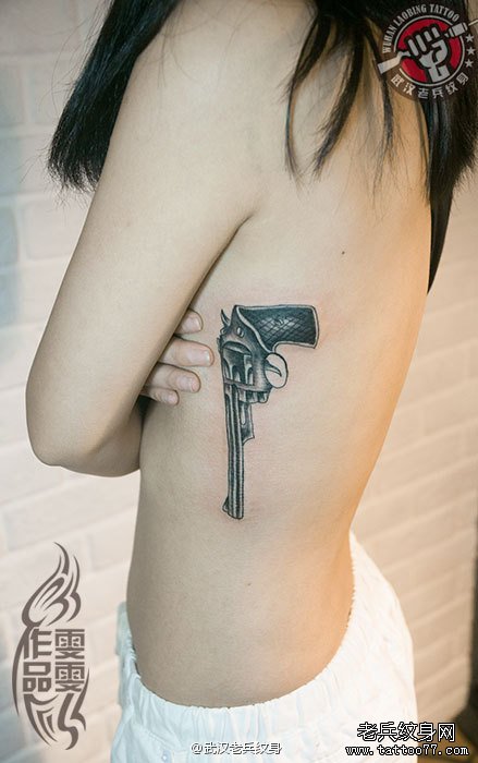 超性感的侧腰手枪tattoo作品