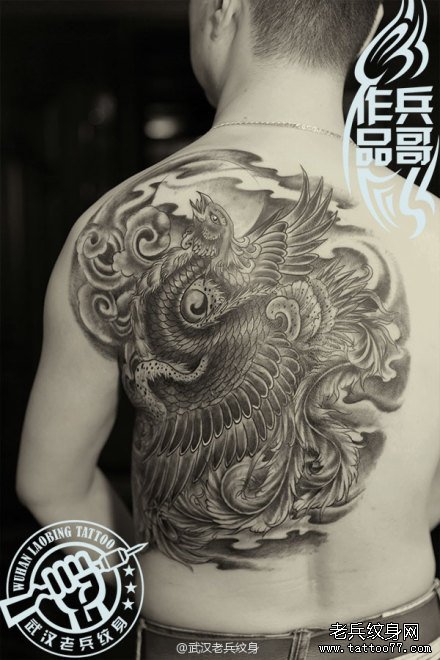为武汉男打造的后背凤凰纹身作品遮盖疤痕