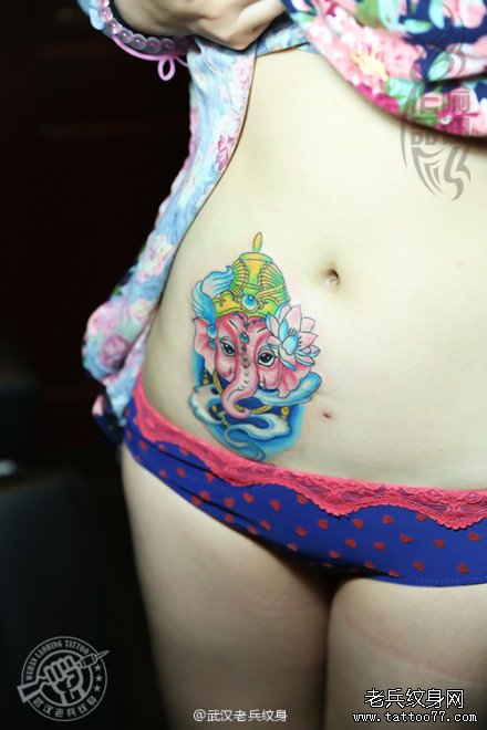美女腹部疤痕遮盖——可爱象神纹身作品