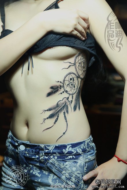 美女侧腰捕梦网纹身作品及传说