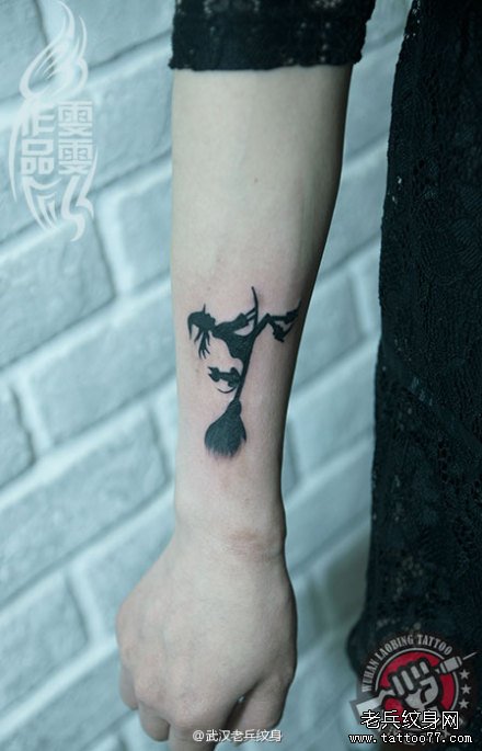 很特别的一款女巫纹身作品遮盖疤痕
