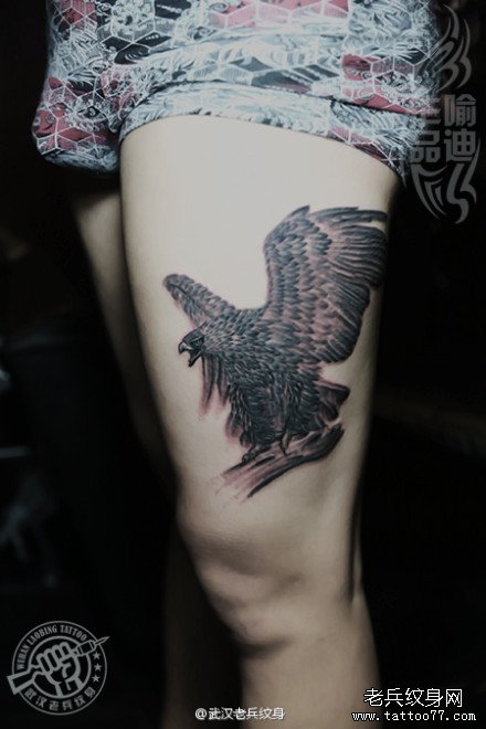 大腿老鹰纹身作品象征着勇气和权力