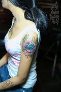 大臂school玫瑰花纹身作品遮盖旧纹身图案