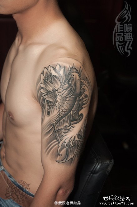 大臂黑灰素描鲤鱼莲花纹身作品一个月后恢复效果