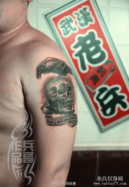 敢死队骷髅乌鸦纹身作品由武汉老兵纹身店打造