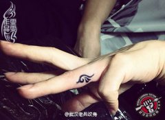 手指图腾纹身作品由武汉纹身店打造