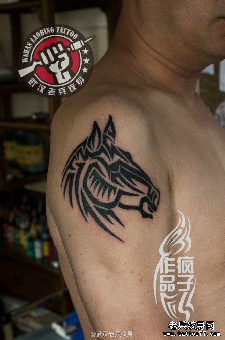 武汉老兵纹身店疯子打造的大臂图腾马纹身作品