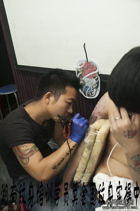 武汉最好的纹身培训学校学员莫金国纹身实操中