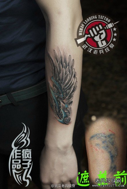 武汉纹身店疯子打造的手部机械翅膀纹身作品遮盖旧纹身