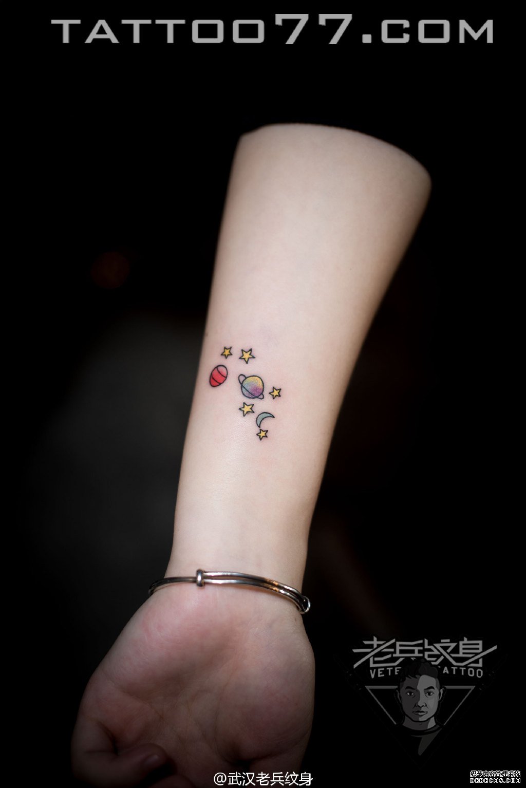 手腕彩色星球纹身图案作品