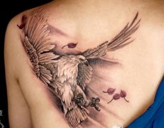 女孩子背部超酷的老鹰纹身图案
