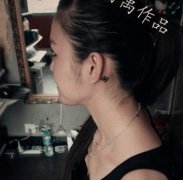 女孩子耳部小巧的图腾万字符纹身图案