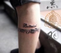 腿部时尚流行的字母音符纹身图案