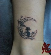女生腿部月亮与猫咪纹身图案