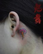 女孩子耳部一款乌云与小闪电纹身图案