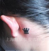 女孩子耳部图腾小皇冠纹身图案