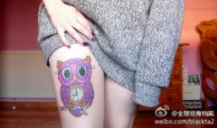 女孩子腿部时尚精美的猫头鹰时钟纹身图案