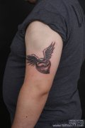 武汉专业纹身店：帅气的大臂爱心翅膀纹身图案作品