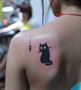 女生肩背可爱时尚的图腾猫咪纹身图案