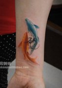 女生手臂彩色小鲤鱼纹身图案