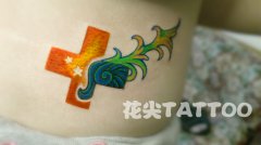 女孩子腰部一款精美的彩色十字架纹身图案