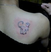 女生肩背一款白色小猫咪纹身图案