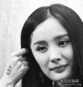 杨幂手背添8字纹身 似效仿柏芝纪念爱情（图文）
