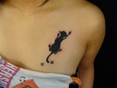 女孩子胸部一款另类的图腾猫咪纹身图案