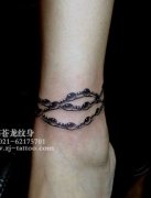 美女脚腕处精美的脚链纹身图案
