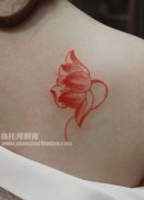 美女肩背精美的莲花纹身图案