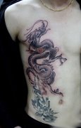 男人前胸帅气的一款水墨画龙纹身图案