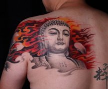 男人背部一款超帅的佛纹身图案