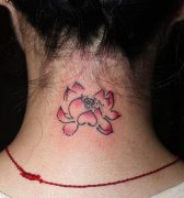 女生脖子处水墨风格莲花纹身图案