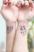 女生手臂小巧精美的图腾音符纹身图案