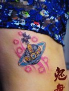 女孩子侧胸小星球与五角星纹身图案