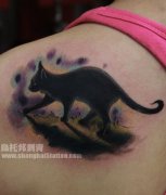 女生肩背可爱流行的猫咪纹身图案