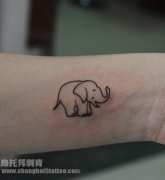 女生手臂可爱的小象纹身图案