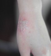 女孩子手部一款白色小雪花纹身图案