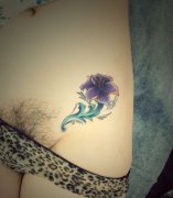 性感的女孩子腹部彩色花卉纹身图案