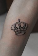 女孩子手臂流行的图腾皇冠纹身图案
