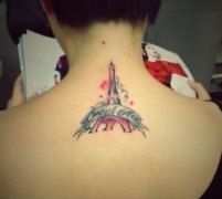 女生背部一款彩色埃菲尔铁塔纹身图案