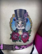 美女背部另类的猫咪纹身图案