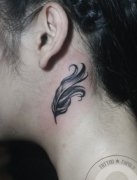 女孩子脖子处黑白羽毛纹身图案