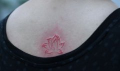 女生背部漂亮的彩色小莲花纹身图案