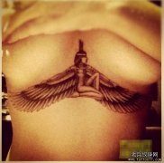 哈雷那半乳大秀胸前新纹身