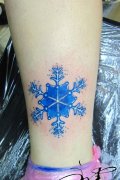 女生腿部一款彩色雪花纹身图案