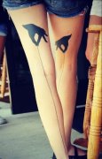 女生腿部一款图腾手与直线纹身图案